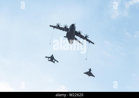 Wunstorf/Steinhude, Niedersachsen, Deutschland. 5. Juli 2019. Ein Airbus A400M-Transportflugzeuge (o) vor einem Panavia 200 (PA-200) Tornado Kampfjet (l) und Eurofighter Typhoon Mehrzweck- Kampfflugzeuge (r) über Wunstorf Air Base fliegt. Die Transportflugzeuge in Wunstorf Air Base stationiert sind aus Jordanien verwendet werden Kampfflugzeuge im Kampf gegen die islamischen Staat zu tanken (IST). Foto: Christophe Kirschtorte/dpa Quelle: dpa Picture alliance/Alamy leben Nachrichten Stockfoto