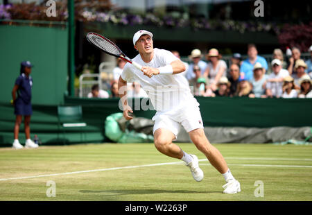 Ken Skupski in Aktion während seiner mens Doppel an Tag 5 der Wimbledon Championships in der All England Lawn Tennis und Croquet Club, Wimbledon. Stockfoto