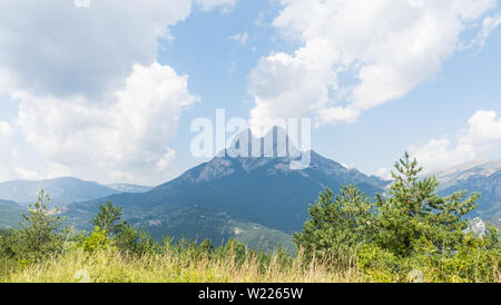 Massiv und den Berg El Pedraforca. Es ist eines der emblematischsten Berge von Katalonien, Spanien, der Bezirk von Bergada, in der Provinz von Ba Stockfoto