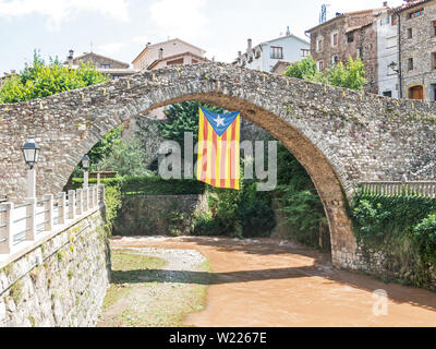 Llobregat Fluß, wie es durch die Stadt La Pobla de Lillet, Katalonien, Spanien, im Ortsteil Bergadá, in der Provinz von Barcelona. Stockfoto