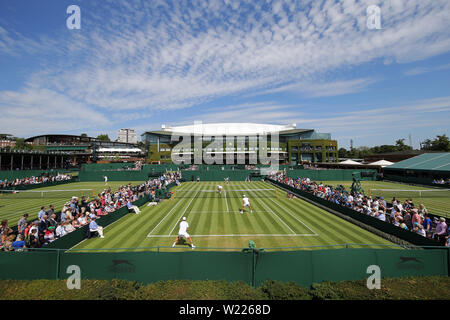 Wimbledon, London, UK. 5. Juli 2019. Wimbledon Tennis Championships. Mitte, außerhalb der Gerichte, für die Wimbledon Championships 2019, 2019 Quelle: Allstar Bildarchiv/Alamy Live News Credit: Allstar Bildarchiv/Alamy Live News Credit: Allstar Bildarchiv/Alamy leben Nachrichten Stockfoto