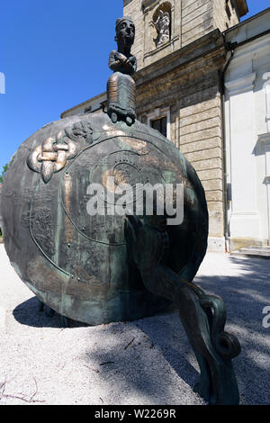 Mattsee: Bronze Skulptur von Tassilo III., Herzog von Bayern, Stiftskirche im Flachgau, Salzburg, Österreich Stockfoto