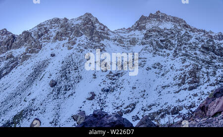 Panorama der Toubkal und anderen höchsten Berggipfel der Hohen Atlas im Toubkal Nationalpark, Marokko, Nordafrika Stockfoto