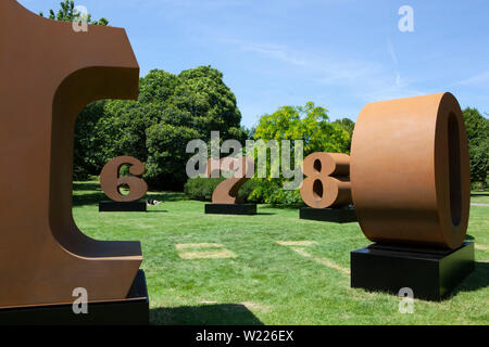 Im Regent's Park 23 Skulpturen sind auf Anzeige für Frieze Skulptur, bis zum 6. Oktober 2019. Dieser Kreis von riesigen Zahlen "eins bis null, 1980-2002" von Robert Indiana. Stockfoto