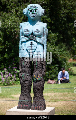 Im Regent's Park 23 Skulpturen sind auf Anzeige für Frieze Skulptur, bis zum 6. Oktober 2019. dieser imposanten Zahl 'Empfänger ist, 2019" durch Pakistani-American artist Huma Bhabha. Stockfoto