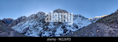 Panorama der Toubkal und anderen höchsten Berggipfel der Hohen Atlas im Toubkal Nationalpark, Marokko, Nordafrika Stockfoto