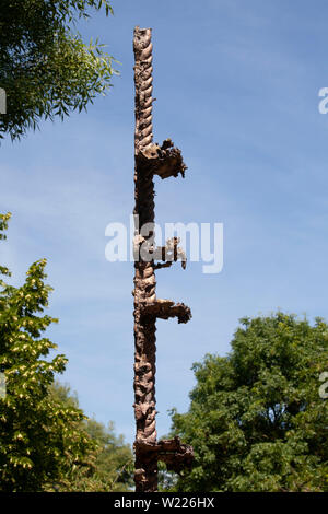 Im Regent's Park 23 Skulpturen sind auf Anzeige für Frieze Skulptur, bis zum 6. Oktober 2019, einschließlich Dieses gegossene Skulptur", Netzkabel, 2019" von Jodie Carey. Stockfoto