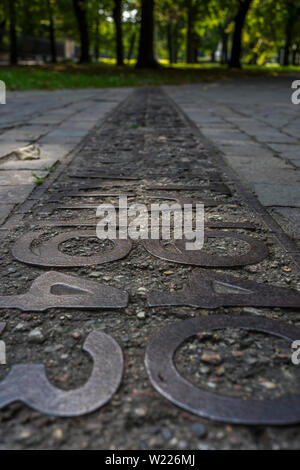 Warschauer Ghetto Grenzmarkierungen in Krasinski Garten, Polen 2018. Stockfoto