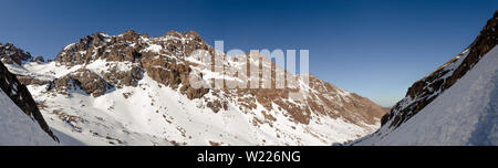 Panorama der Toubkal und anderen höchsten Berggipfel der Hohen Atlas im Toubkal Nationalpark, Marokko, Nordafrika Stockfoto