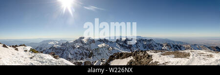 Panorama der Toubkal und anderen höchsten Berggipfel der Hohen Atlas im Toubkal Nationalpark, Marokko, Nordafrika Stockfoto