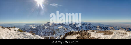 Panorama der Toubkal und anderen höchsten Berggipfel der Hohen Atlas im Toubkal Nationalpark, Marokko, Nordafrika Stockfoto