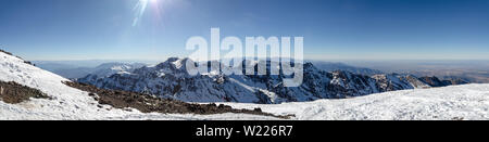 Panorama der Toubkal und anderen höchsten Berggipfel der Hohen Atlas im Toubkal Nationalpark, Marokko, Nordafrika Stockfoto