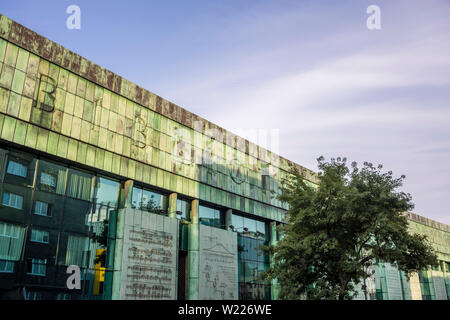 Fassade der Bibliothek der Warschauer Universität, Warschau in Polen 2018. Stockfoto