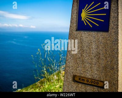 Juni 27, 2019 - Finisterra, A CoruÃ±a, Spanien - ein Blick auf die km0 Markierung am Kap Finisterre mit einem Voew auf den Atlantischen Ozean. Kap Finisterre ist das Ziel für die Pilger, die nach dem Besuch der St. James €™ Grab ist Santiago, ihren Weg weiter entlang der Route, die für Sie gekennzeichnet durch die Milchstraße Overhead, bis Sie nicht mehr weiter konnten. Finisterre war während der Zeit der klassischen Antike das Ende der bekannten Welt. Finisterre, oder Fisterra in Gallego, der lokalen Galizischen Dialekt bedeutet ''Land's End'' in Lateinamerika. Weiter zum Leuchtturm, gibt es die 0.0 Kilometer Stockfoto