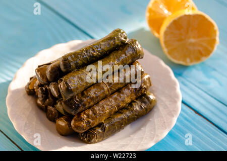 Sarma, gefüllte Weinblätter in einer Platte, die traditionelle türkische Küche Stockfoto