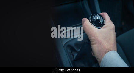 Mann Hand Gang auf seinem Auto Stockfoto