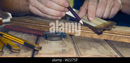 Hand eines Zimmermanns, die Messung einer Holz- Stockfoto