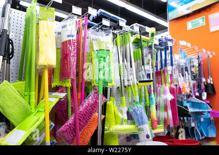 Tscheljabinsk, Russland - Juni 2019. Einkaufs- und Unterhaltungskomplex Frühling. Plastikeimer und Reinigungsbürsten für Verkauf. Stockfoto