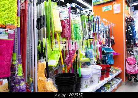 Tscheljabinsk, Russland - Juni 2019. Einkaufs- und Unterhaltungskomplex Frühling. Plastikeimer und Reinigungsbürsten für Verkauf. Stockfoto