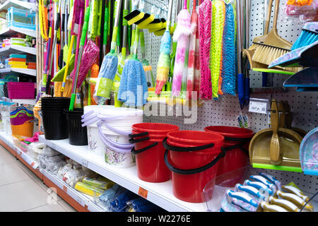 Tscheljabinsk, Russland - Juni 2019. Einkaufs- und Unterhaltungskomplex Frühling. Plastikeimer und Reinigungsbürsten für Verkauf. Stockfoto
