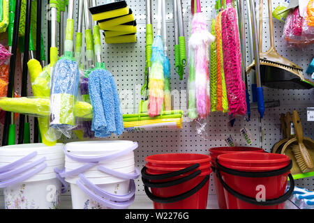 Tscheljabinsk, Russland - Juni 2019. Einkaufs- und Unterhaltungskomplex Frühling. Plastikeimer und Reinigungsbürsten für Verkauf. Stockfoto