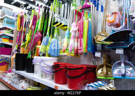 Tscheljabinsk, Russland - Juni 2019. Einkaufs- und Unterhaltungskomplex Frühling. Plastikeimer und Reinigungsbürsten für Verkauf. Stockfoto