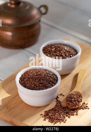 Siyez Weizen Bulgur in der Schüssel und Löffel auf hölzernen Hintergrund Stockfoto