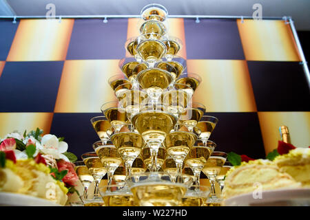 Pyramide Champagner an der Veranstaltung, Party oder Bankett. Stockfoto