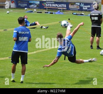 KSC spielt Fußballtennis, Karlsruher SC Zweitliga-Aufsteiger in WaidringSecond Abteilung Verein Karlsruher sc Fußball spielen - Tennis in Österreich Ausbildung Stockfoto