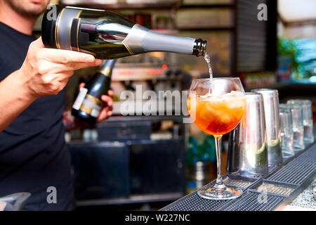 Barkeeper bereitet kalte Cocktails in der Diskothek. Stockfoto