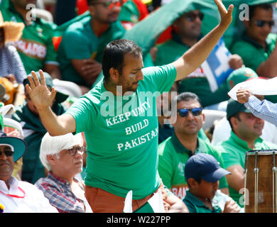 London, Großbritannien. 05. Juli, 2019. LONDON, England. Juli 05: Pakistan Fans während der ICC Cricket World Cup zwischen Pakinstan und Bangladesch am Boden des Herrn am 05. Juli 2019 in London, England. Credit: Aktion Foto Sport/Alamy leben Nachrichten Stockfoto