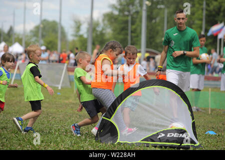 KIds Youth Football Team Training mit seinem Trainer Stockfoto