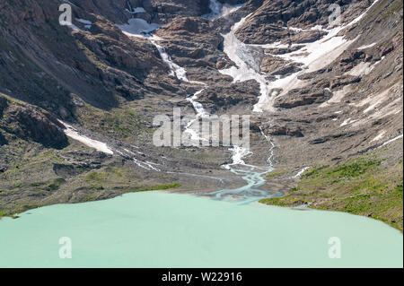 Triftsee mit mäanderndem Fluss in den Schweizer Alpen bei Gadmen Stockfoto