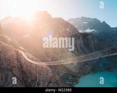 Panoramablick auf den Triftsee mit Trift Brücke Stockfoto