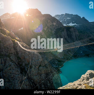 Panoramablick auf den Triftsee mit Trift Brücke Stockfoto