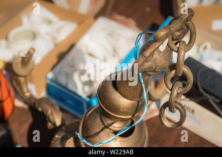 Ein open-air-antik Markt mit verschiedenen historischen Gebäuden und Hintergründe. Stockfoto