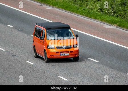 2004 orange VW Volkswagen Transporter T30 104 TDI; M6, Lancaster, UK; Fahrzeugverkehr, Transport, modern, Richtung Norden auf der Autobahn mit 3 Fahrspuren. Stockfoto