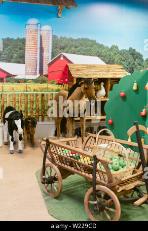 Kinder Spielzeug Bauernhof. Spielzeug, Schaf, Schwein, Kuh, groß auf einem Bauernhof Stockfoto