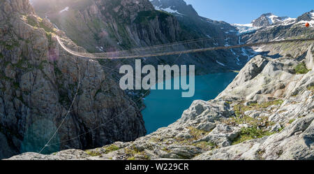 Panoramablick auf den Triftsee mit Trift Brücke Stockfoto