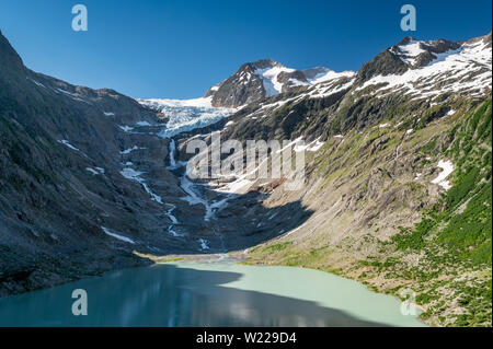 Triftsee mit Triftgletscher und mäanderndem Fluss in den Schweizer Alpen bei Gadmen Stockfoto