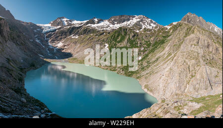 Triftsee mit Triftgletscher und mäanderndem Fluss in den Schweizer Alpen bei Gadmen Stockfoto