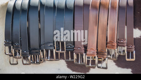 Gürtel aus echtem Leder, mehr Stücke auf dem Markt. Stockfoto