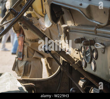 Eine alte militärische Fahrzeug an einem sonnigen Tag. Stockfoto