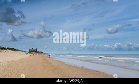 Genießen Sie die vier Meilen von goldenen Sand in Brancaster Beach. Stockfoto