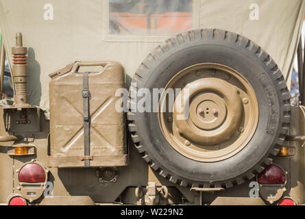 Eine alte militärische Fahrzeug an einem sonnigen Tag. Stockfoto