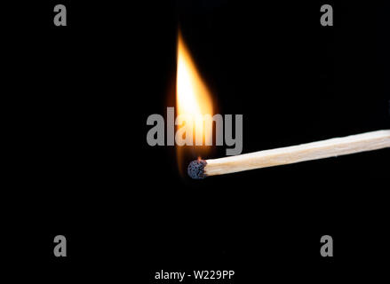 Die Beleuchtung passt im Moment wenn es explodiert. Brennende Holz- Match über schwarzen Hintergrund. Close Up. Kopieren Sie Platz. Stockfoto