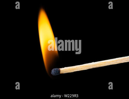 Die Beleuchtung passt im Moment wenn es explodiert. Brennende Holz- Match über schwarzen Hintergrund. Close Up. Kopieren Sie Platz. Stockfoto