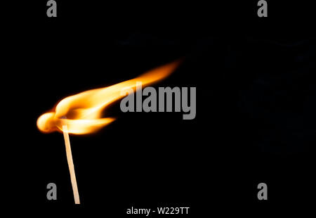 Die Beleuchtung passt im Moment wenn es explodiert. Brennende Holz- Match über schwarzen Hintergrund. Close Up. Kopieren Sie Platz. Stockfoto