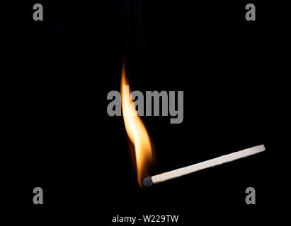 Die Beleuchtung passt im Moment wenn es explodiert. Brennende Holz- Match über schwarzen Hintergrund. Close Up. Kopieren Sie Platz. Stockfoto