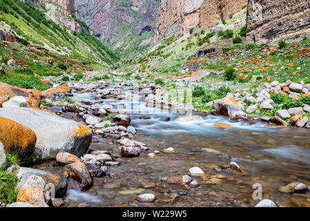 Die Natur in den Bergen des Kaukasus. Schönen Fluss stream und Steine Stockfoto